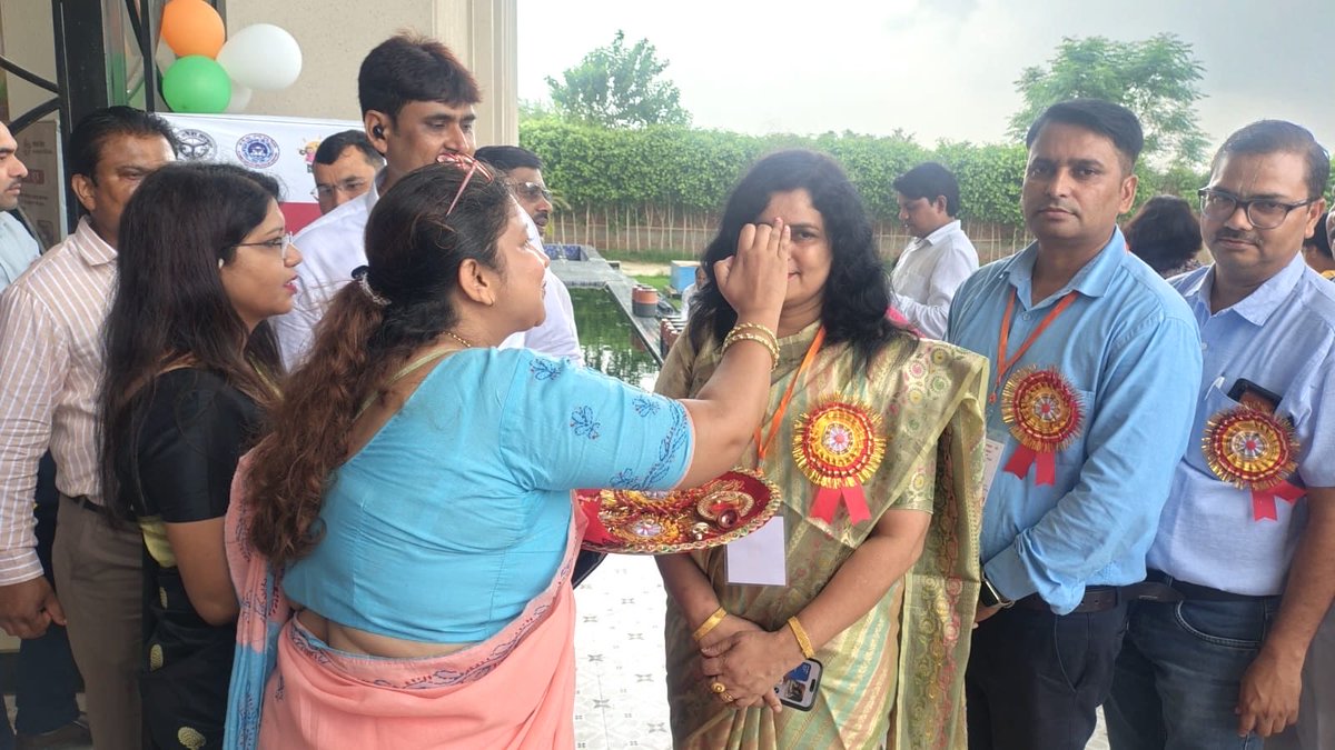JayaSha35870670's tweet photo. निपुण संकल्प कार्यशाला, मैनपुरी में एसआरजी के रूप में उत्कृष्ट कार्यों हेतु सम्मानित होना मेरे लिए गौरव एवं प्रेरणा का विषय है। यह सम्मान निरंतर गुणवत्ता पूर्ण शिक्षा के प्रति समर्पण का उत्साह बढ़ाता है। 🌸🏅#DepartmentOfBasicEducation
@dm_firozabad @CdoFirozabad https://t.co/Q5n6LR4klG