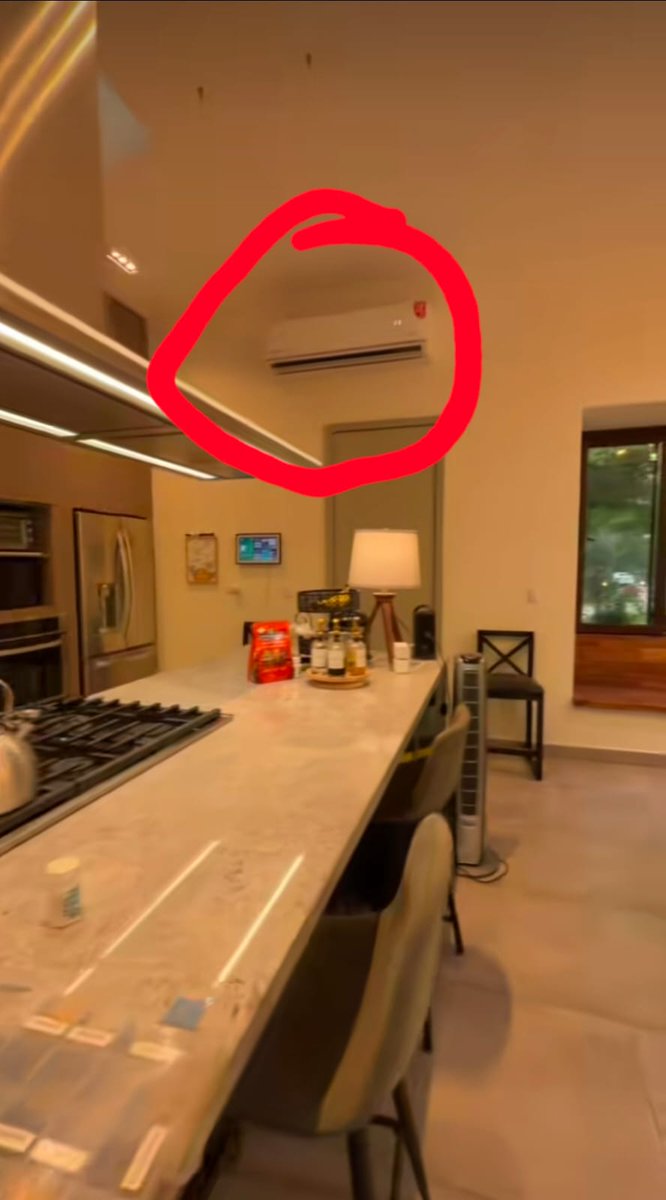 Seastwit's tweet photo. @mafervlz a mí me sorprende ese vato cómo cataloga "casas de lujo" cuando tienen mini splits por todos lados. https://t.co/rZEkemub9O