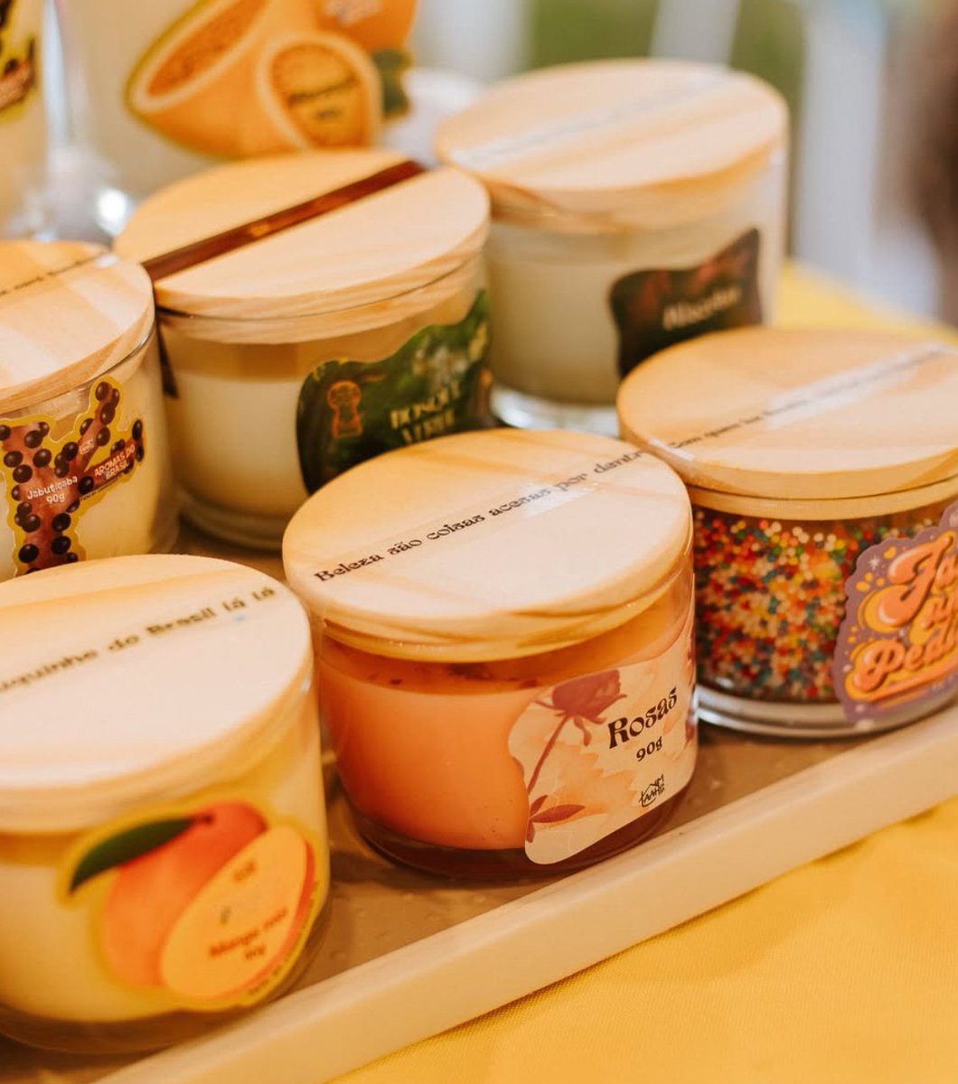 feiramassa's tweet photo. Criada em Campina Grande, a Laah em Casa nasceu produzindo velas aromáticas e cheirinhos para casa, levando aconchego e personalidade para os ambientes.

Com o tempo, a marca expandiu seu trabalho para o vestuário, desenvolvendo peças que celebram a Paraíba e, especialmente, Campina Grande. Hoje, suas criações reforçam o sentimento de pertencimento e o orgulho de ser paraibano, traduzindo a identidade local em produtos cheios de significado.

Quer mais? Teremos lançamento de coleção na nossa décima edição!