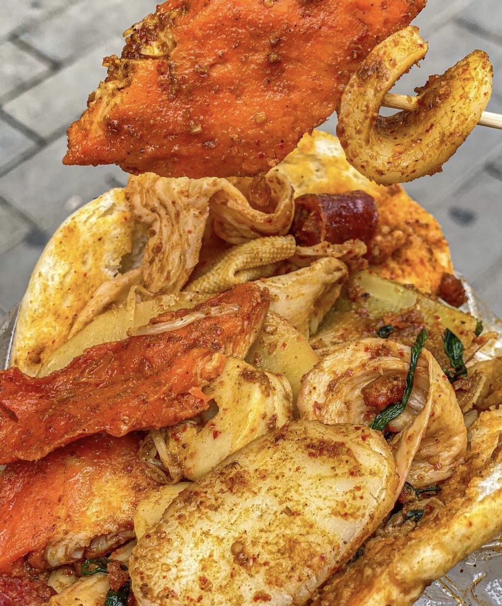 Perla53054515's tweet photo. Crispy fried noodles with spicy sauce u0026 fresh veggies—street food perfection! Quick, cheap, and tastes like warm comfort https://t.co/m9EGm6mvt2
