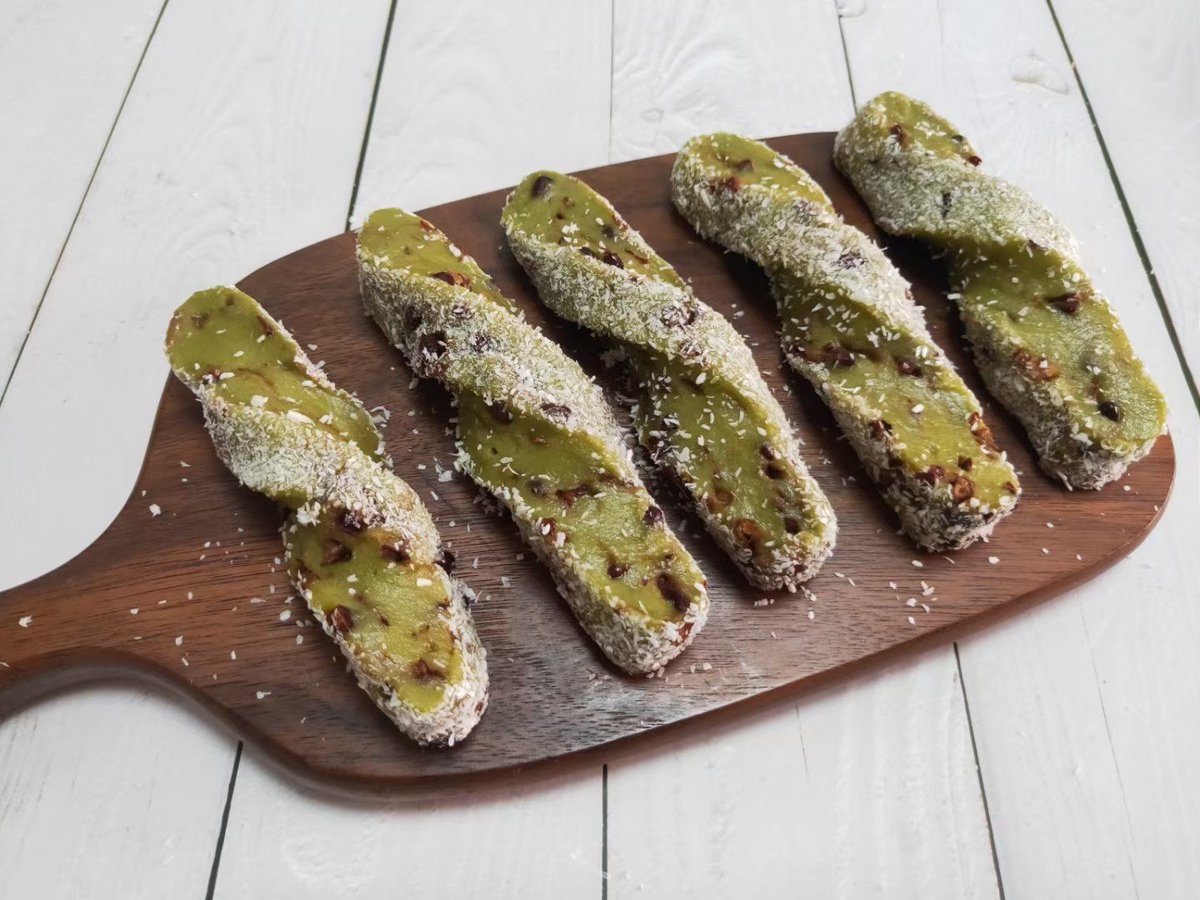 Hello_Heidii's tweet photo. My secret snack find just hit different—crunchy matcha rice crackers with a hint of red bean, perfect for sharing with work buddies when the 3pm slump hits. Who’s grabbing a pack later https://t.co/8rOoLrF71s