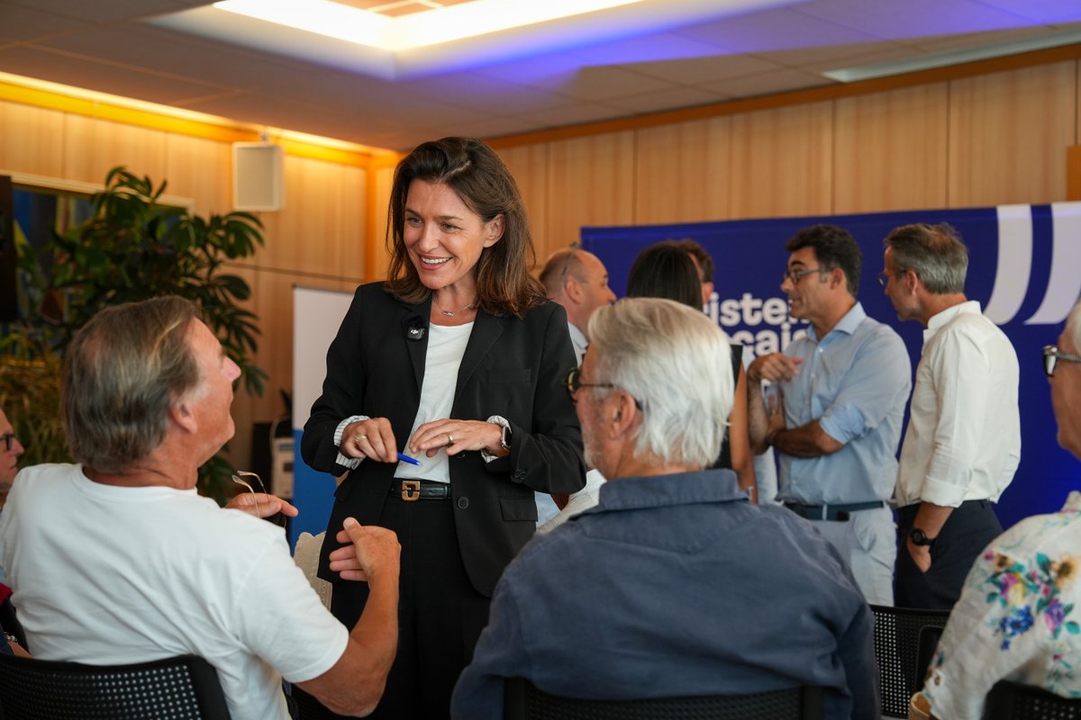 paysdelaloire's tweet photo. #RencontresMorançais – Ce soir, @C_MORANCAIS a répondu aux questions des habitants lors de la soirée-débat à Saint-Gilles-Croix-de-Vie. Un temps d’échanges directs et de dialogue. 
Entre 2021 et 2026, la Région a investi plus de 132 millions d’euros au service des habitants de l'Agglomération du Pays de Saint-Gilles-Croix-de-Vie.