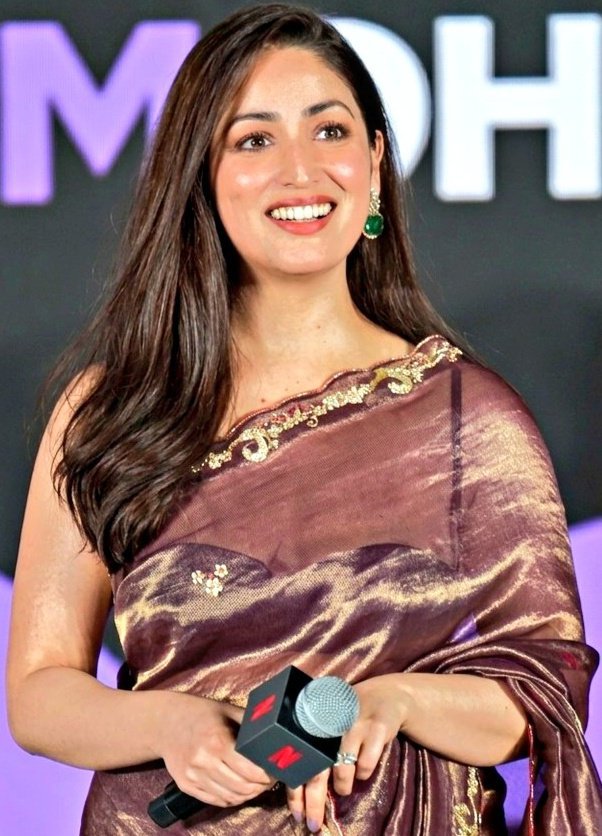 kbn_555's tweet photo. The new trend of wearing bra style blouses with sarees is gaining a lot of popularity among women nowadays, Especially Hindu women are adopting this trend, which is not appropriate https://t.co/B8Krzdxe1Z