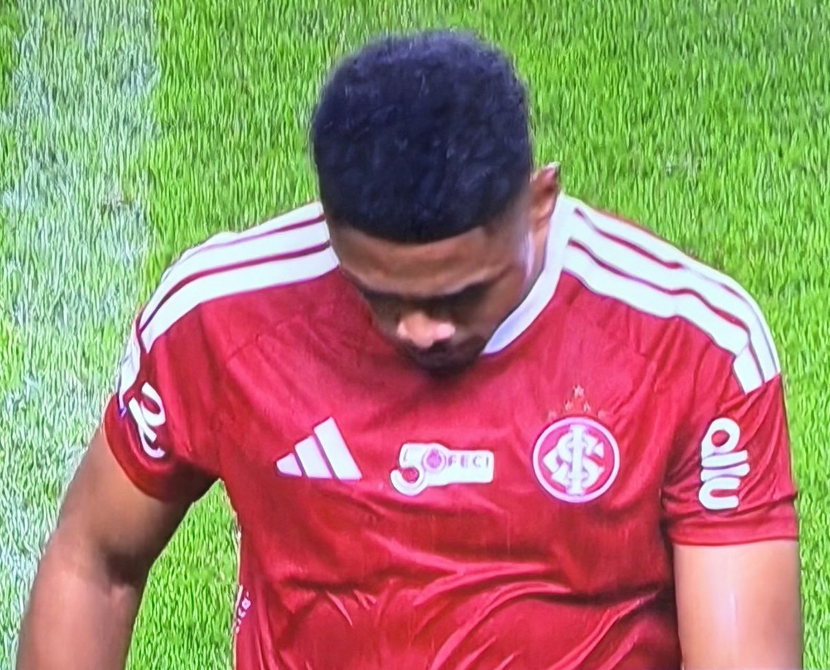 milucca701's tweet photo. @rogerflores 
VICTOR GABRIEL (Inter) FRATURA TÍBIA DE GABRIEL PEC (Cruzeiro)
Jogador maldoso, desumano e sem o mínimo de respeito pelo companheiro de profissão.
O Internacional deveria mandar um monstro desse embora. https://t.co/qtLLKZwecL
