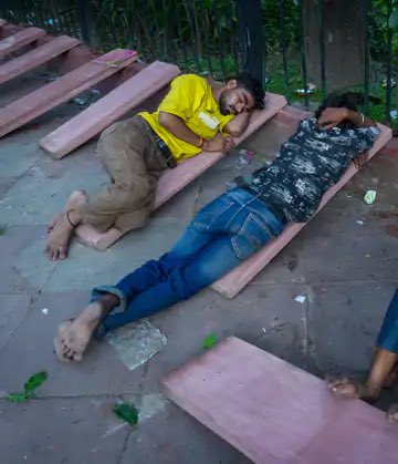 ppbajpai's tweet photo. आज की रात बहुत गर्म हवा चलती है
आज की रात न फ़ुट-पाथ पे नींद आएगी

सब उठो, मैं भी उठूँ तुम भी उठो, तुम भी उठो
कोई खिड़की इसी दीवार में खुल जाएगी

- कैफी आज़मी https://t.co/eLUuQPnE0R
