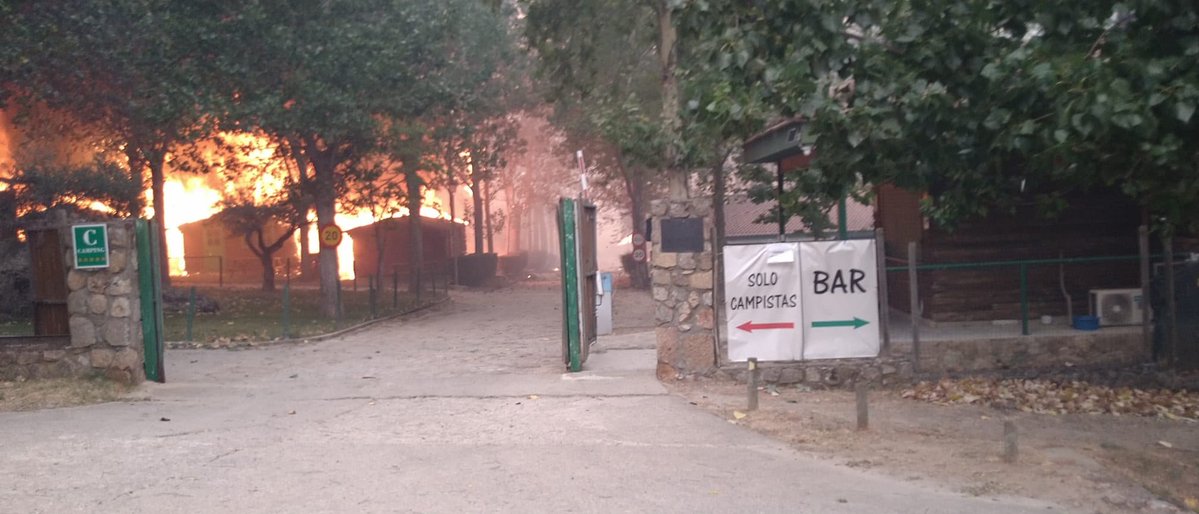RadioGredosSur's tweet photo. 🌤️@MeteoAvila2 ⏰19:50h 🔥 #IFBurgohondo
📹 Imágenes duras. El camping de Valle de Iruelas (#Ávila) bajo las llamas. https://t.co/yO87nMP7qS

Más info: https://t.co/8kis5ZNbnx