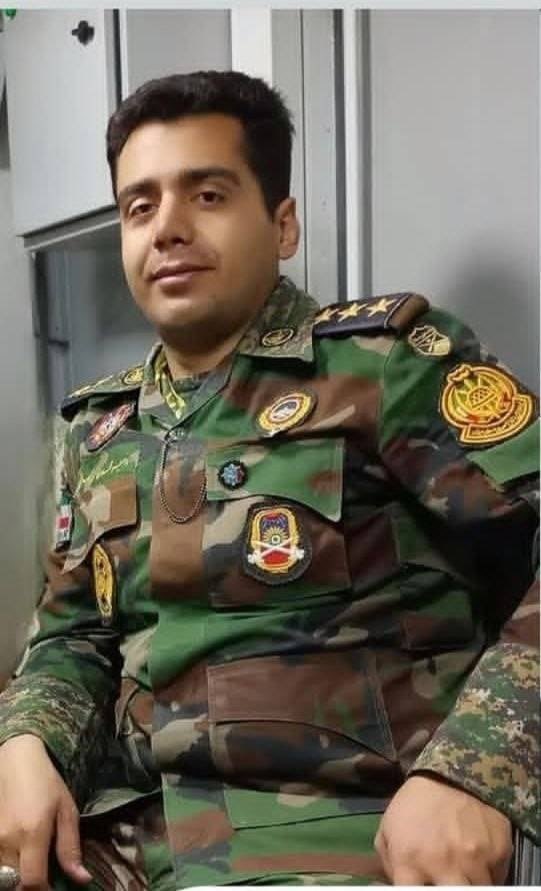 afshari_aku's tweet photo. سروان «امیرمحمد سالمی» از نیروهای سایت مخابرات ارتش که شب گذشته طی حملات هوایی آمریکا در شلمچه جان باخت، از آن دسته نیروهای نظامی ایران است که در تهاجم نظامی آمریکا به ایران کشته شده‌اند.
این نیروها جزو سرمایه نظامی ایران بوده و حافظ وطن هستند. روحش شاد. 
مشکل با نظامی‌ها دخالت در سیاست داخلی و مشارکت در سرکوب است، اما در برقراری امنیت کشور و حفظ نظم، ظرفیت کشور هستند که به سختی جایگزین می‌شوند. تفکیک این دو مقوله از الزامات نگرش ملی است.