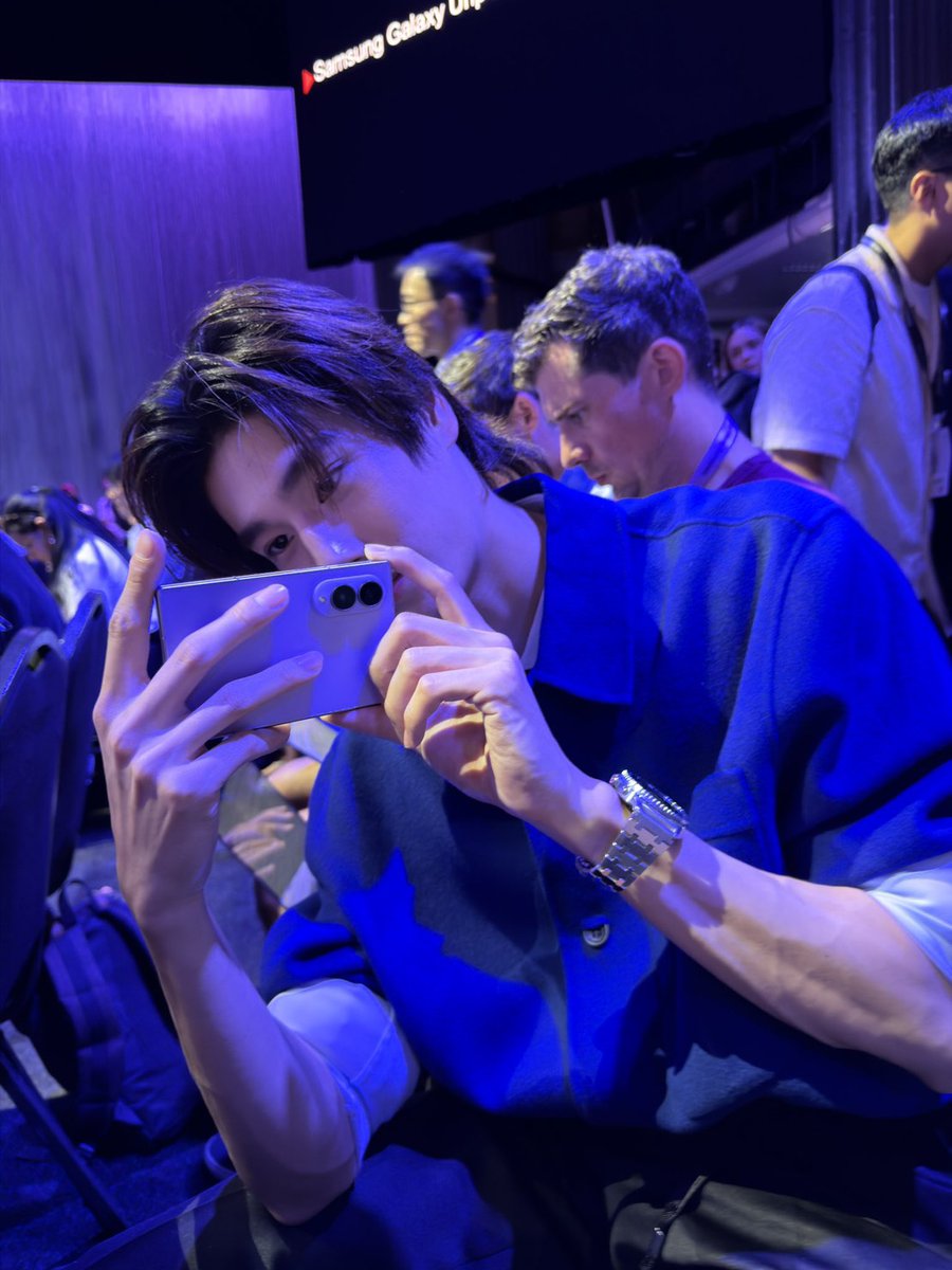 mayaonline2002's tweet photo. พี่ตั้ง "ภูวินทร์" #phuwintang ตัวแทน Team Galaxy จากไทยแลนด์บินข้ามฟ้าไปสัมผัสบรรยากาศการเปิดตัวต้าวอ้วน Galaxy Z8 Series ไซซ์ใหม่ก่อนใคร แบบชิดติดขอบเวทีถึงประเทศอังกฤษ พร้อมแชร์ภาพสุดสมาร์ทผ่าน IG อีกด้วย

#GalaxyZFold8  #GalaxyUnpacked #GalaxyxPhuwin https://t.co/dGORgMBx1S