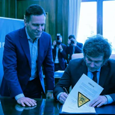 MartnPeiretti1's tweet photo. 🟥⚠️✅ Javier Milei tuvo varias reuniones con Peter Thiel, dueño de Palantir, empresa que se dedica al espionaje y manipulación de elecciones. Milei acordó con este personaje nefasto la manipulación de las próximas elecciones presidenciales, a cambio Milei le entrega negocios. https://t.co/mrw4WPeeSk
