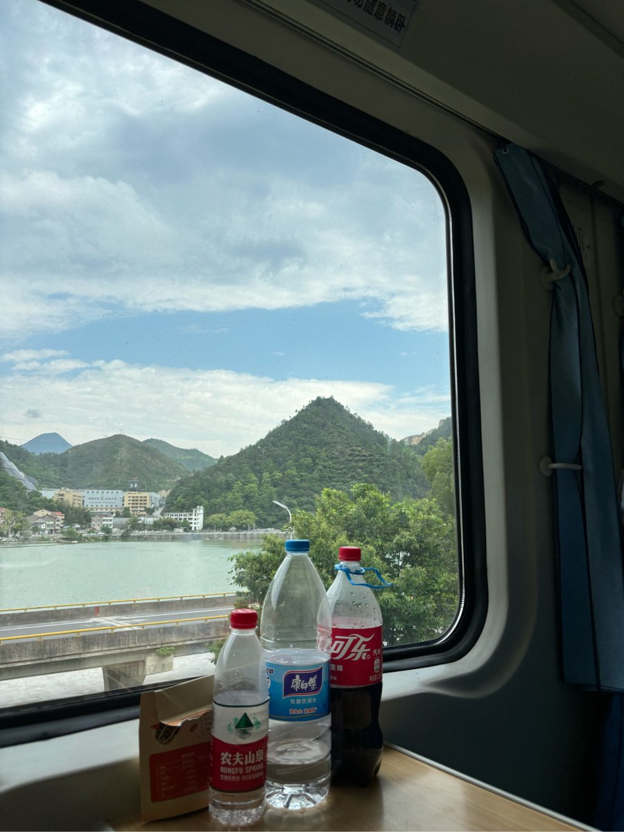 k_kr150's tweet photo. Just hopped off the morning train from Brooklyn to Manhattan! Coffee in hand, ready for a day of city adventures https://t.co/dg1CFju51I