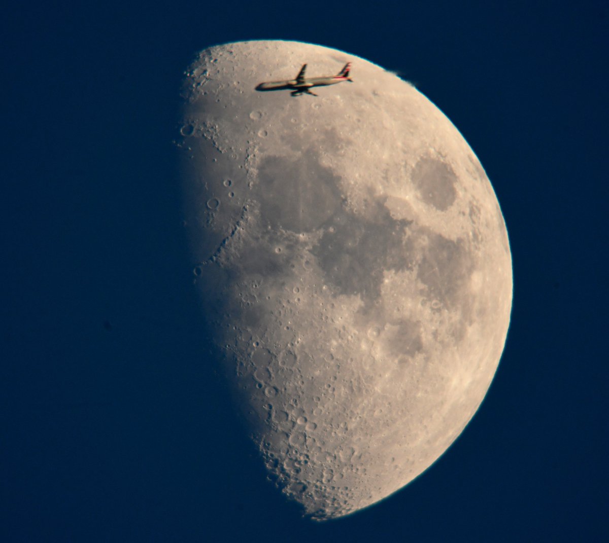 scannerjt1's tweet photo. @mbartwx This is American 2443 a Airbus A321 Chicago to Philadelphia 35,000 ft over Medina passing the Moon 8:43 pm 07.22.26. https://t.co/vDq9s5fb3O