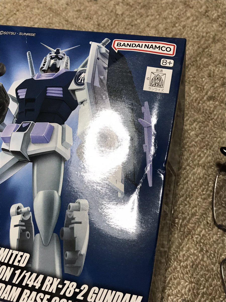 x027's tweet photo. 今日は #実物大ユニコーンガンダム を見にお台場へ…でトラブルに。
　足元に置いておいた荷物の上に、自分の家族の物と勘違いした外国人の子供が座り込み、買ったばかりのガンプラがボコボコに。
　その子はSorry…と謝ったものの、外国人家族は結局逃走…(続く)

#ガンダム
#ガンプラ https://t.co/QBJ1k0npd7