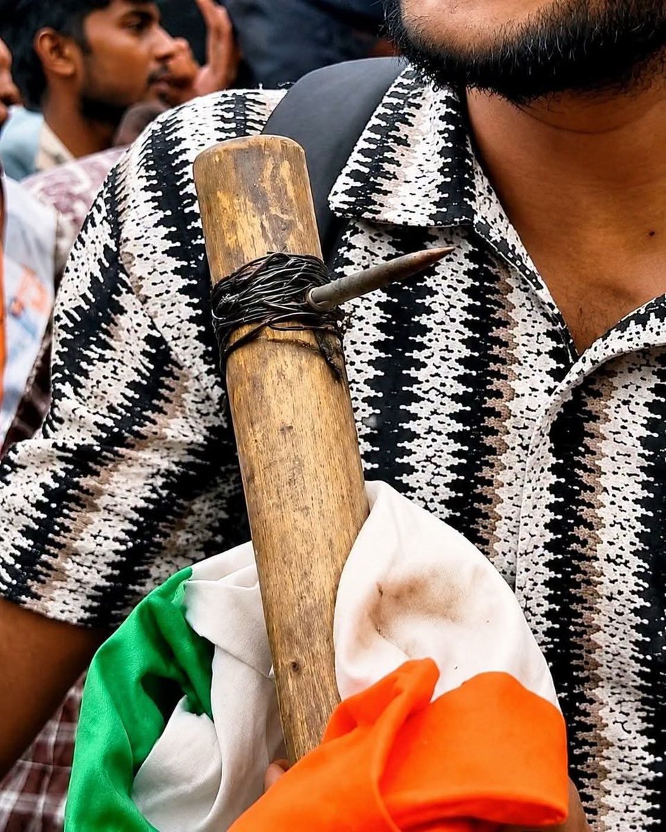 leg3ndry's tweet photo. They hurt India under the very protection that the Tiranga gives them. 

This picture aply symbolizes the CJP Protests. https://t.co/lKtCCv4hZg