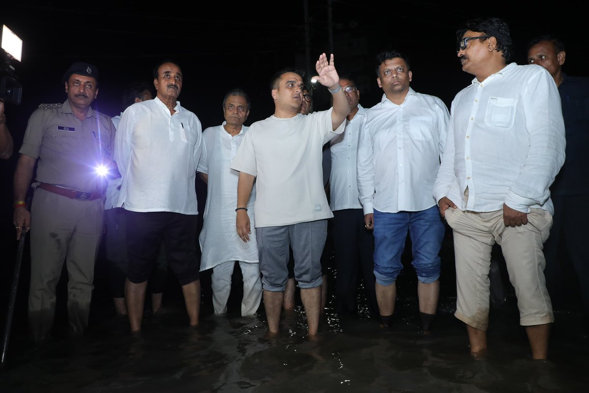 sanghaviharsh's tweet photo. नवसारी के राहत एवं बचाव केंद्र का दौरा कर स्थिति की विस्तृत जानकारी ली। 

प्रभावित परिवारों से मिलकर उनका दर्द सुना और उन्हें विश्वास दिलाया कि इस कठिन समय में सरकार हर कदम पर उनके साथ मजबूती से खड़ी है। https://t.co/iS8HORjLdr