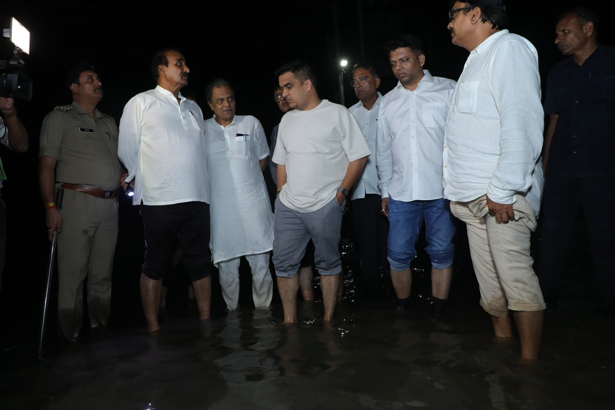 sanghaviharsh's tweet photo. नवसारी के राहत एवं बचाव केंद्र का दौरा कर स्थिति की विस्तृत जानकारी ली। 

प्रभावित परिवारों से मिलकर उनका दर्द सुना और उन्हें विश्वास दिलाया कि इस कठिन समय में सरकार हर कदम पर उनके साथ मजबूती से खड़ी है। https://t.co/iS8HORjLdr