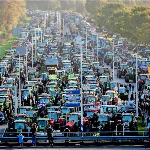 Miss_Royal73's tweet photo. ⚠️🇳🇱 LET OP: Demonstraties komen eraan! 🚜🚜

De kans is groot dat je de komende tijd #hinder kunt ondervinden van demonstraties op de weg.
Ga je met dit warme weer op pad? Neem dan voldoende drinken mee, zorg dat je voldoende brandstof hebt en houd rekening met extra reistijd. Mocht je onverhoopt langere tijd stilstaan, dan ben je in ieder geval goed voorbereid. 

Ben je benieuwd wat er gebeurt? Kom gerust een kijkje nemen. En als je onze boodschap steunt, ben je van harte welkom om samen met ons op te trekken.

We vragen iedereen om #begrip, #geduld en #respect voor elkaar. #SamenSterk #BoerenProtesten #Boeren #Nederland #IkSteunOnzeBoeren  💪🏻💪🏻

Bron: Ja U Kan