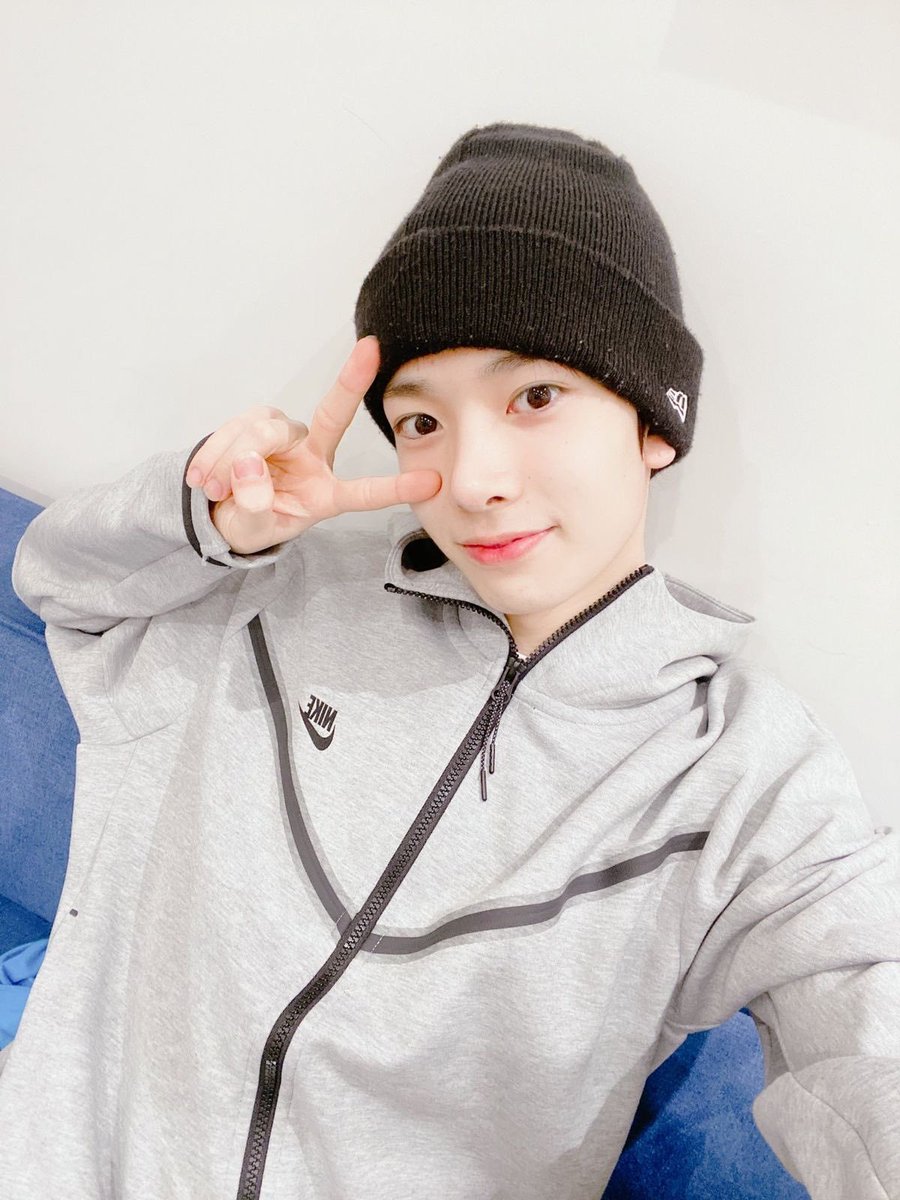 ecemfrom's tweet photo. honestly it doesn't make sense to me that somebody would immediately end the hybe boycott even if they gave up and lost hope. ofc everyone has their own opinions on any boycott but we never boycotted by "pushing" the fandom just to get Heeseung back already..

i think everyone is perfectly aware of what hybe is doing and even if you unstan enha now, ur another fav group will surely be affected by this bad management, you can't insist on that and thats a fact. If you've been boycotting and continuing until now, yeah thank you sm for your efforts and gosh i love you sm for that

But if you completely ignore it now and continue to support that company DESPITE WHAT YOU'VE SAW, you're no different from the anti-boycotters. ofc you still love enha and wanting to support them now, i get it but you're basically allowing the company that put them in this situation to do it and it's causing even worse for the groups management on long term (exceptional situations are not counting)
