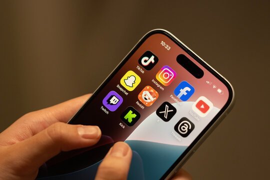 pedrorousseff's tweet photo. 🚨FAZ O L! Furtos e roubos de celulares CAEM 7,7% no Brasil em 2025, com destaque para QUEDA de 18,6% nos roubos!

O Programa Celular Seguro, criado pelo governo Lula, já BLOQUEIA aparelhos e contas rapidamente!

GOVERNO LULA TRAVANDO O CRIME E PROTEGENDO O POVO! 🇧🇷📱🔐 https://t.co/0I7vQks9FN