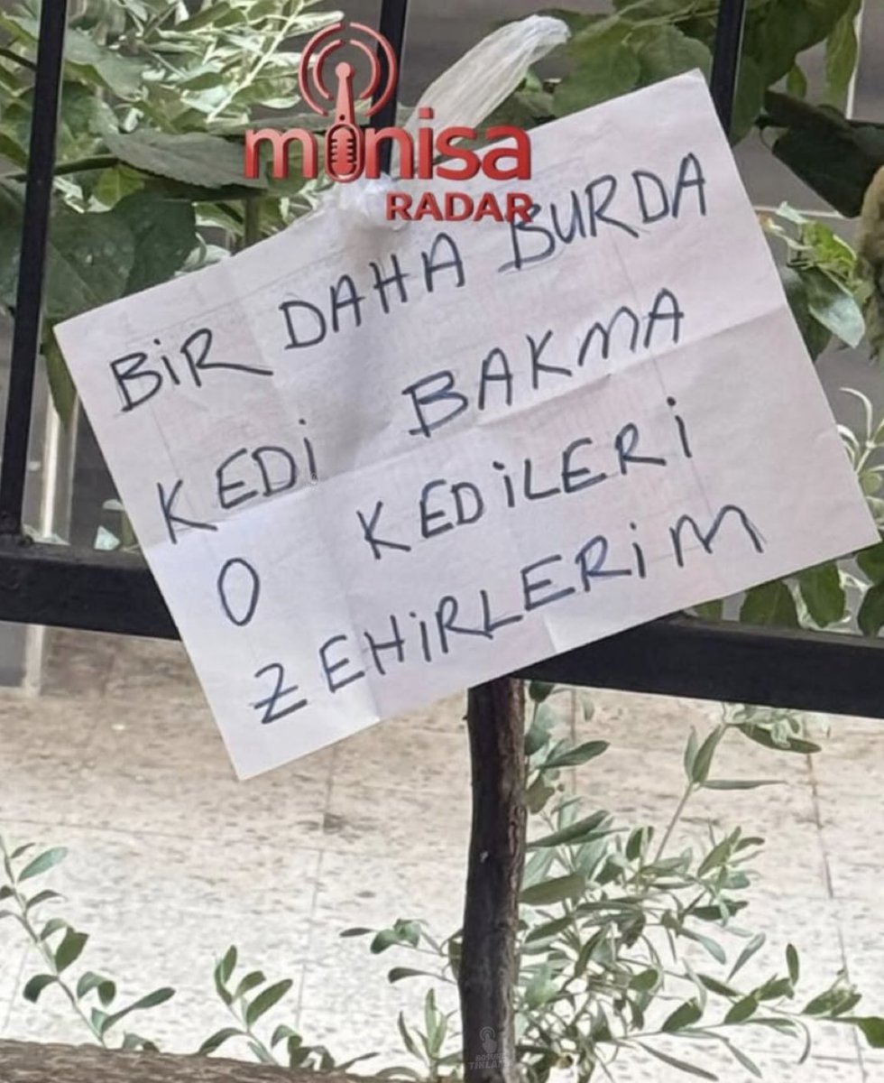 ZamHaberAjans's tweet photo. Manisa’nın Yunusemre ilçesindeki 12 No’lu Aile Sağlığı Merkezi’nin bahçesine asılan, “Bir daha burada kedi bakma. O kedileri zehirlerim.” yazılı tehdit notuyla ilgili inceleme başlatıldı: https://t.co/5NbvxMAnsc