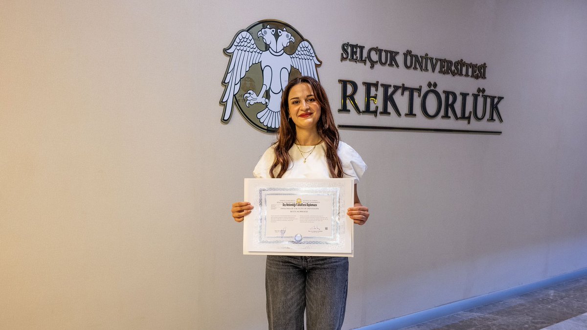 selcukuniresmi's tweet photo. Rektörümüz Sayın @ProfDrHYilmaz, Üniversitemizin 500.000'inci mezunu Betül Korkmaz'a diplomasını takdim etti. Yarım asrı aşan eğitim tecrübesiyle Selçuk Üniversitesi, nitelikli bireyler yetiştirmeye ve mezunlarıyla ülkemize değer katmaya devam ediyor. 

Mezunumuzu tebrik ediyor, başarılarının daim olmasını diliyoruz. 💫

#SelçukÜniversitesi 🏆