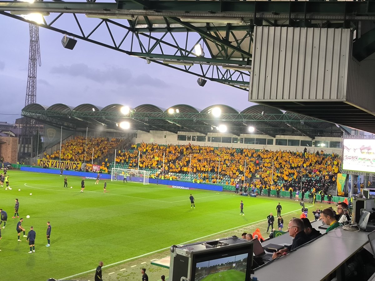 Tadmus's tweet photo. Jak w Arenie Katowice, ale jak na wyjazd, wygląda imponująco! @_GKSKatowice_ ma ze sobą duże wsparcie! @radiokatowice https://t.co/zOLWN2gxNB
