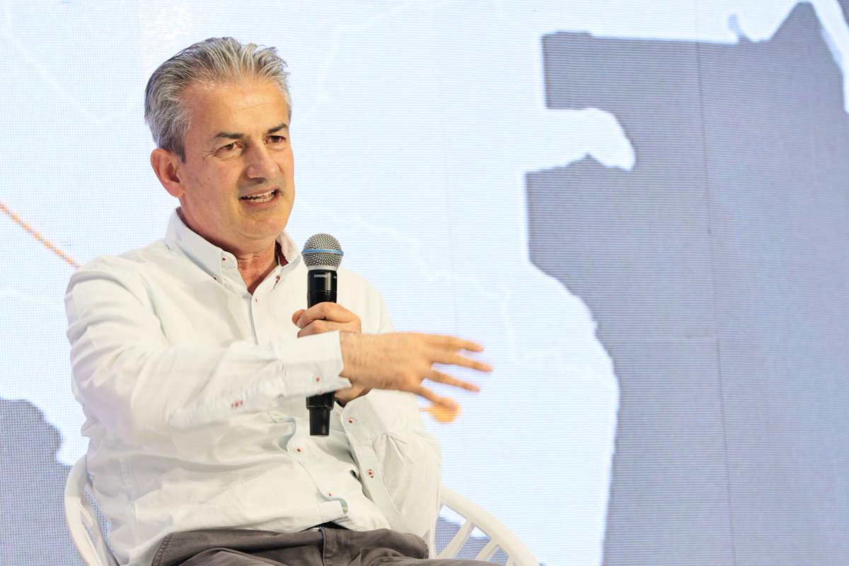 FNDCol's tweet photo. "Antes de iniciar cualquier proyecto, es fundamental trabajar de la mano con la comunidad para comprender cuáles son sus necesidades y prioridades. Ese diálogo temprano permite que las iniciativas respondan a las realidades del territorio y no únicamente a criterios técnicos. A partir de ese conocimiento, la estructuración del proyecto debe abordarse de manera integral, incorporando estudios y diseños que garanticen su viabilidad técnica, financiera y social", @CarlosGarciaMo, vicepresidente técnico de la @camaradelainfra #ForoRegionalInfraestructura