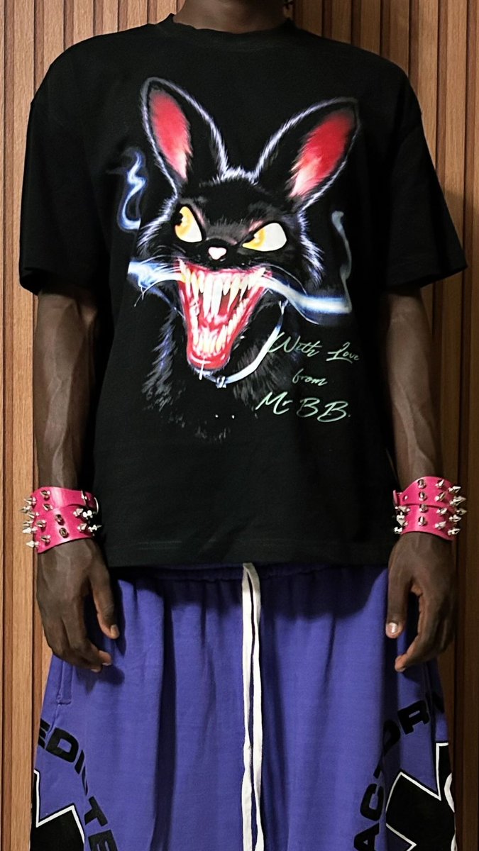 BuschellKwabena's tweet photo. GRAPHIC TEE$$ 4 THE GANG!! 🐇! https://t.co/4b8NH6S0b1
