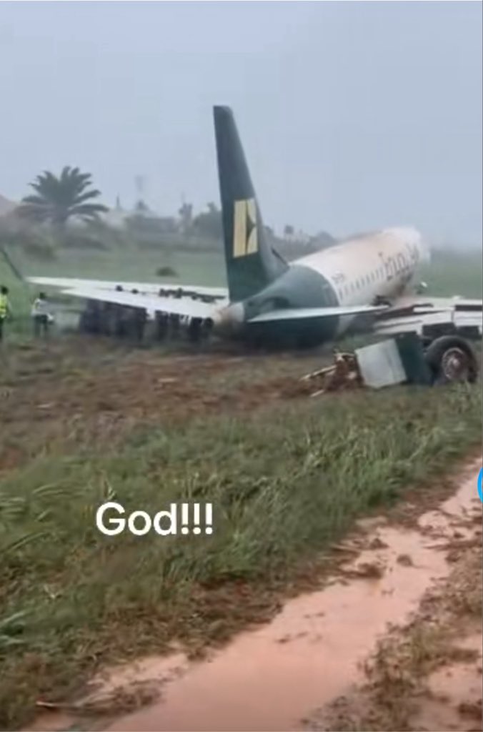 ChidaluC78268's tweet photo. Enugu Air crash landed in Benin Airport. https://t.co/7OQn5DDbtN
