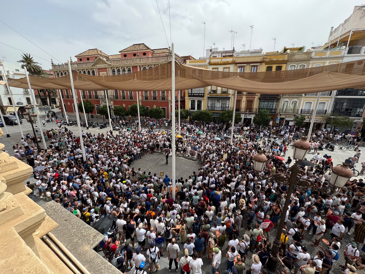 antoniomunozsev's tweet photo. Hoy hemos recibido en el Ayuntamiento a los trabajadores y trabajadoras de Airbus que han marchado hasta Plaza Nueva para reclamar respeto y dignidad para la plantilla.  

Una movilización nacida de los propios trabajadores, que merece ser escuchada.  

Hemos querido conocer de primera mano sus reivindicaciones y su visión sobre un conflicto que afecta a miles de familias y a un sector estratégico para Sevilla.

@soniagaya1 @Nacho_gonfer