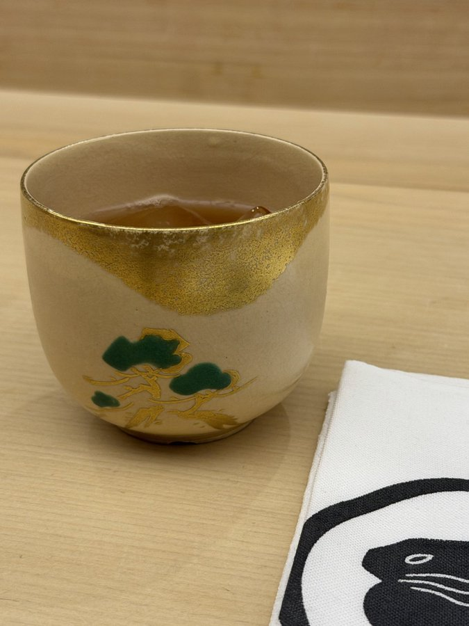 0000RNA's tweet photo. 金継ぎは割れたり、欠けたりした器を漆で継いで、継ぎ目を隠蔽するために金粉を塗す技法
金箔を圧した器を金継ぎとは呼ばない

こうやって日本の伝統技法が間違った形で伝来されていくのである。先生、勉強してね https://t.co/m5VKiRUp5u
