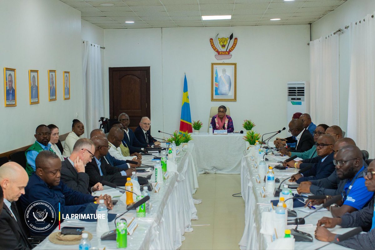 PrimatureRDC's tweet photo. #Santé #Ebola
23 juillet 2026 | En mission conjointe de haut niveau dans l’espace Grande Orientale, la Première Ministre, Cheffe du Gouvernement, Judith Suminwa Tuluka, a présidé à Kisangani, dans la province de la Tshopo, une réunion consacrée au renforcement de la riposte contre la maladie à virus Ebola et visité le laboratoire provincial de santé publique.

• Évaluation des financements alloués à la riposte 
• Mise en service prochaine d’un nouveau laboratoire provincial de référence
• Renforcement de la formation des relais communautaires pour détecter rapidement les cas suspects
• Coordination accrue avec CDC USA, Africa CDC, le Système des Nations Unies et la Division provinciale de la santé

« Plus les gens arriveront tôt et moins on aura de décès, parce qu’on pourra les prendre en charge le plus rapidement possible », a souligné la Première Ministre.

La Cheffe du Gouvernement a ensuite poursuivi sa mission en Ituri afin d’évaluer les dispositifs de riposte et d’être au plus près des populations et des équipes mobilisées.