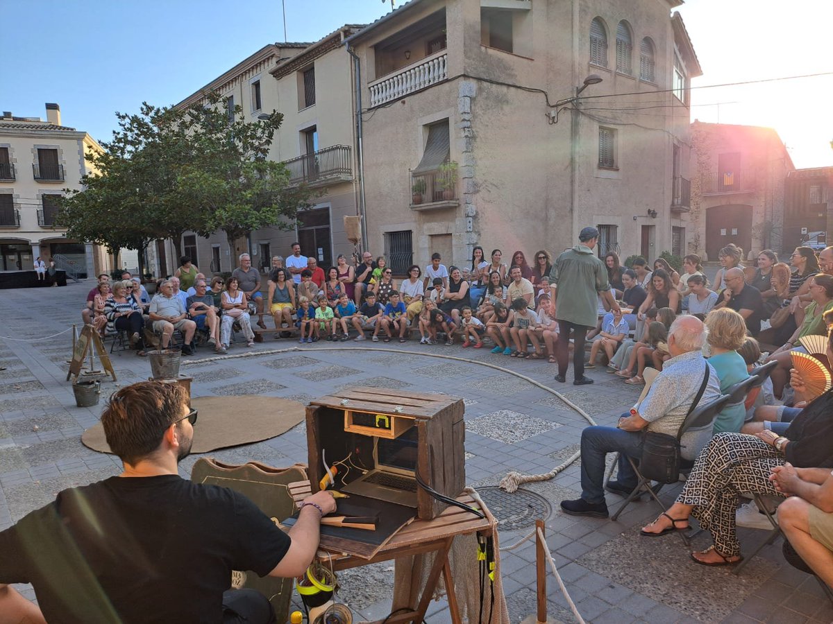 rvilablareix's tweet photo. Quina meravella d'espectacle! 🔮💧
En Txema Muñoz ja ens està fent gaudir a tots a la Plaça del Perelló de Vilablareix presentant 'Gota' dins del cicle del #JuliolALaFresca.
La màgia existeix i avui la tenim entre nosaltres! ✨🎩 https://t.co/plOShFnXpB