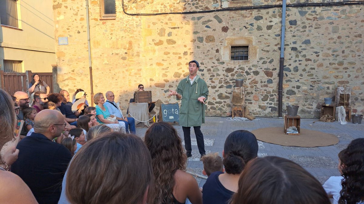 rvilablareix's tweet photo. Quina meravella d'espectacle! 🔮💧
En Txema Muñoz ja ens està fent gaudir a tots a la Plaça del Perelló de Vilablareix presentant 'Gota' dins del cicle del #JuliolALaFresca.
La màgia existeix i avui la tenim entre nosaltres! ✨🎩 https://t.co/plOShFnXpB