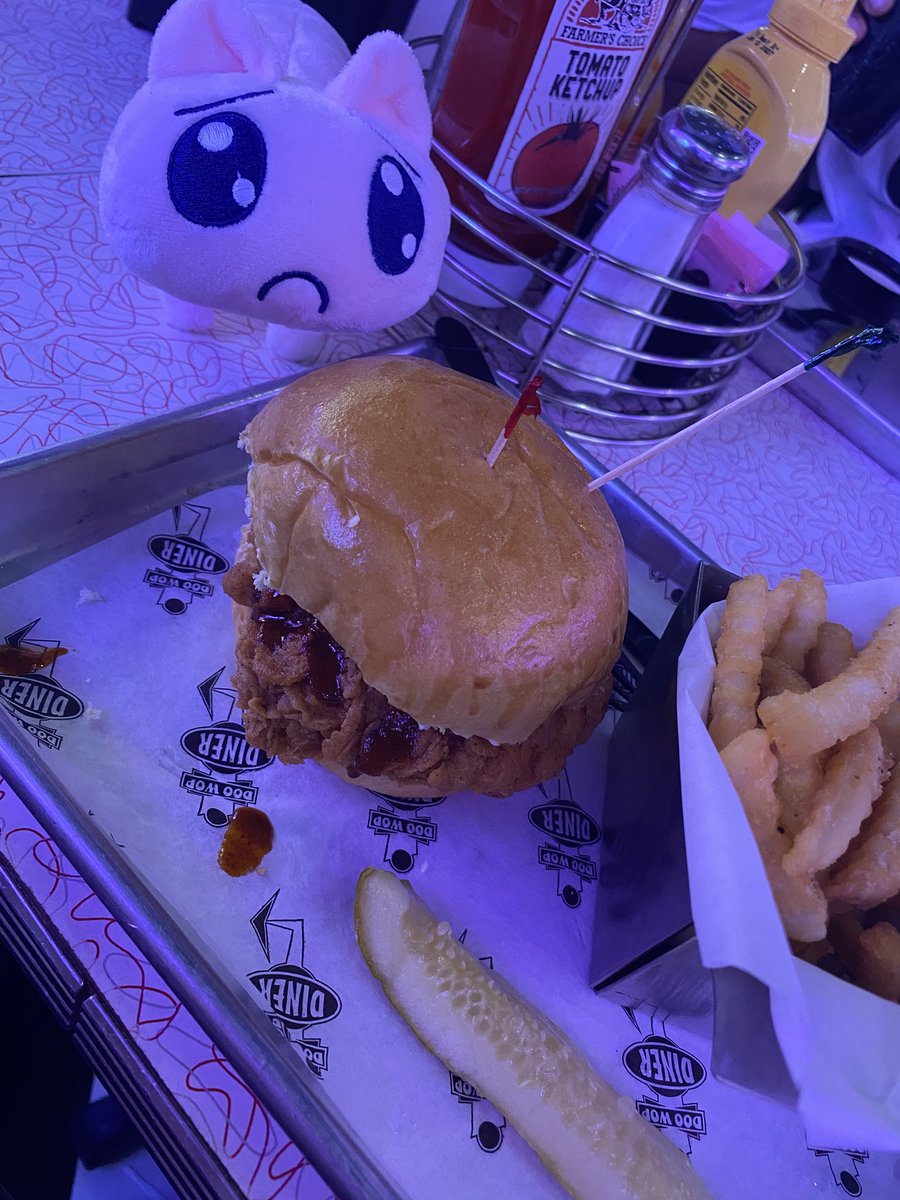 jaakuuna's tweet photo. p-chans favorite nashville hot chicken sandwich 🔥 https://t.co/JS4Dl3CGCR
