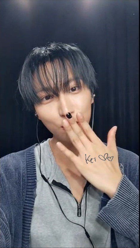 KHJBASE's tweet photo. he got his nails colored for the polished man campaign too aww 🥹 https://t.co/lxkkXcdkoU