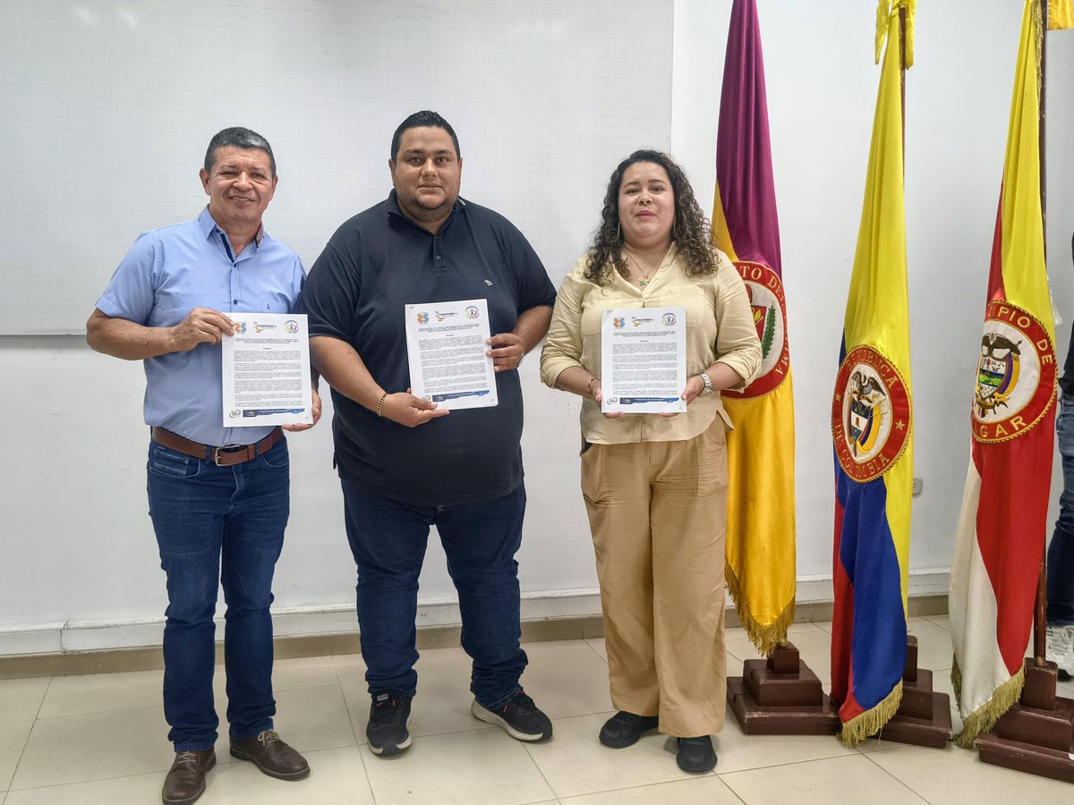 SNTSdeColombia's tweet photo. 📌 En imágenes, hoy, el acto protocolario de la firma de la Convención Colectiva 2026-2027 en @empumelgar_esp ✍🏽📃

@SNTSdeColombia presente, presente, presente!

#SNTSdeColombia
#Sindicalizate 
#Melgar 
#Tolima https://t.co/OTVsJP7Jv4