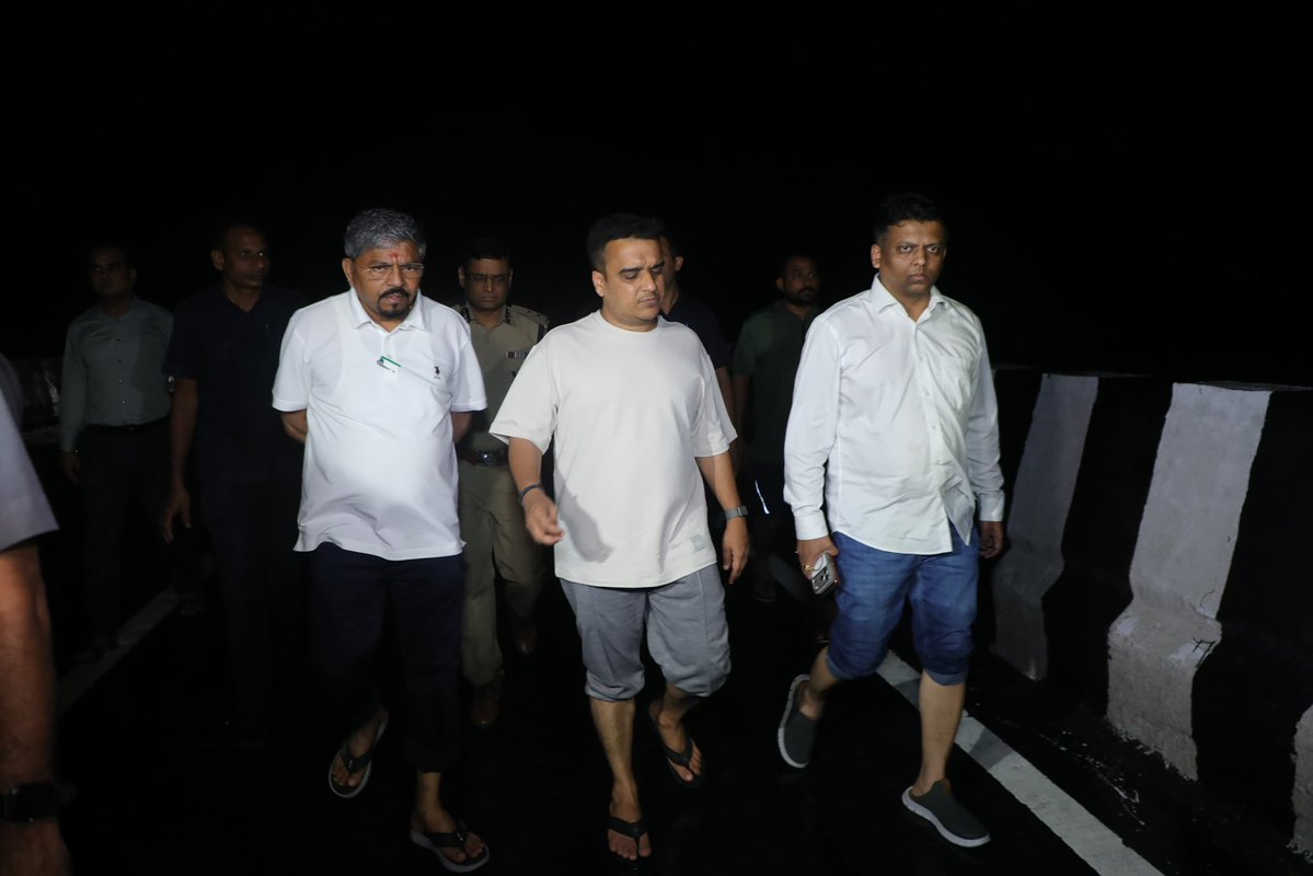sanghaviharsh's tweet photo. हरमगाम एवं नदी फलिया, चिखली में जलस्तर का जायज़ा लेते हुए प्रभावित परिवारों से मुलाकात की। मुश्किलों से जूझ रहे लोगों की बातें सुनीं और उन्हें विश्वास दिलाया कि यह संकट चाहे जितना बड़ा हो, सरकार हर परिवार का संबल बनकर हर कदम पर उनके साथ है। https://t.co/8YEPSv0YLD