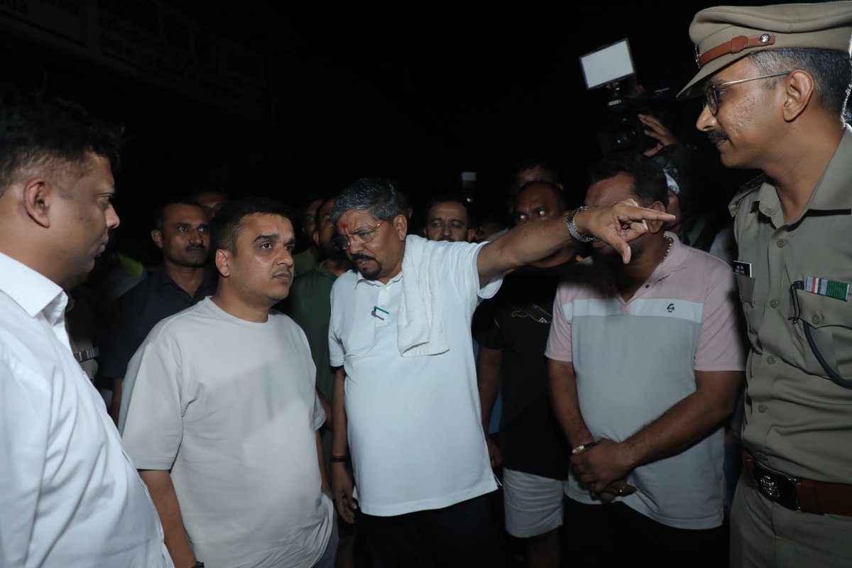 sanghaviharsh's tweet photo. हरमगाम एवं नदी फलिया, चिखली में जलस्तर का जायज़ा लेते हुए प्रभावित परिवारों से मुलाकात की। मुश्किलों से जूझ रहे लोगों की बातें सुनीं और उन्हें विश्वास दिलाया कि यह संकट चाहे जितना बड़ा हो, सरकार हर परिवार का संबल बनकर हर कदम पर उनके साथ है। https://t.co/8YEPSv0YLD