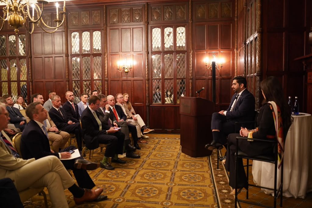 robertolazzeri's tweet photo. Agradezco a @McLartyAssoc, a su presidente, el embajador Lee Feinstein, y a su fundador y presidente, Thomas “Mack” McLarty, por sus palabras y por este espacio de diálogo con representantes de empresas y sectores estratégicos. Mi reconocimiento también a Alma Caballero por moderar la conversación.

Conversamos sobre las oportunidades que ofrece México para la inversión y la coproducción, así como sobre la importancia de brindar certidumbre, fortalecer las cadenas de valor y preservar al T-MEC como motor de competitividad y prosperidad compartida en nuestra región.

Me dio gusto constatar el gran interés de los asistentes por conocer más sobre el #PlanMéxico y las oportunidades que ofrece nuestro país. 🇲🇽🇺🇸