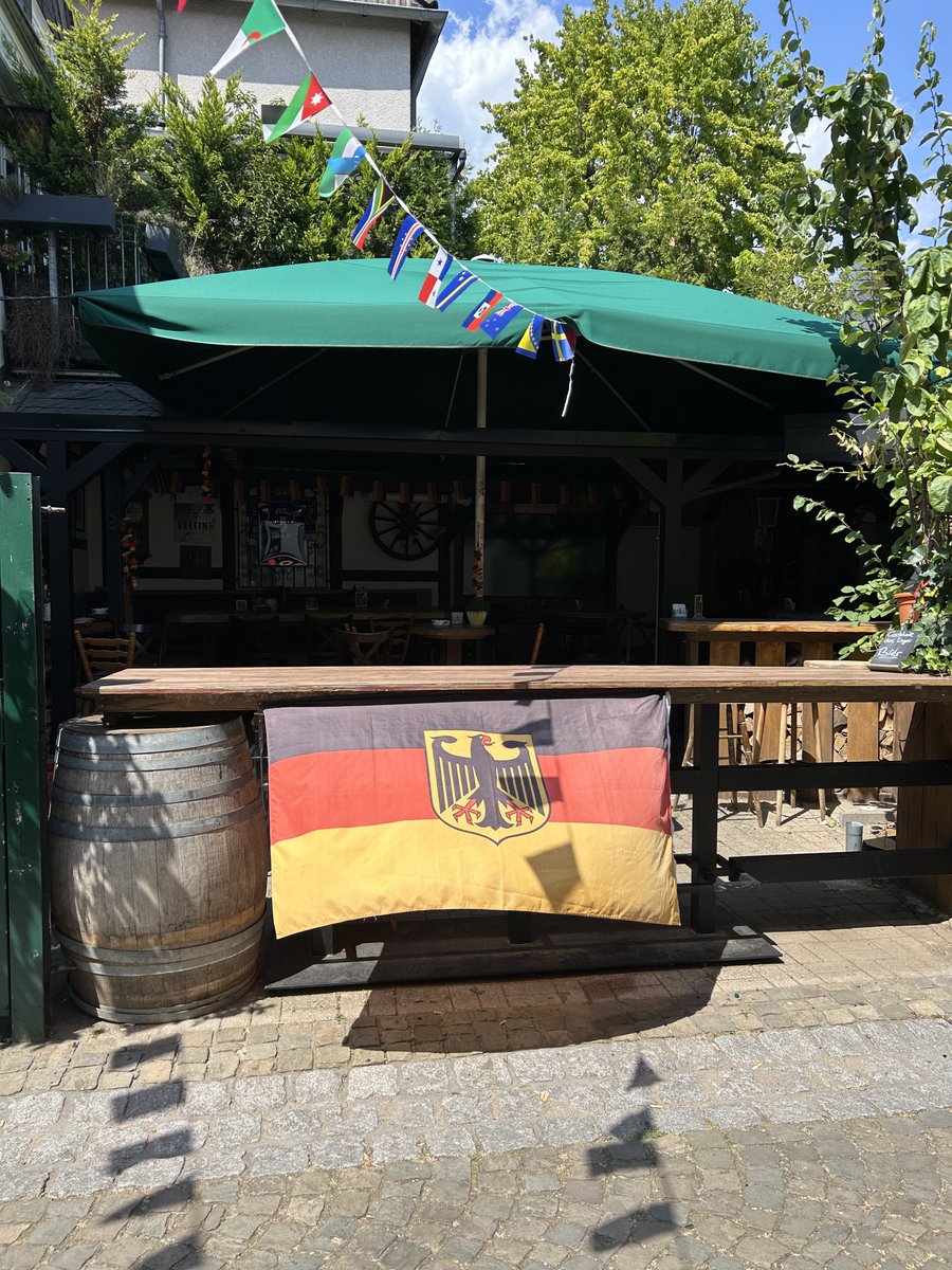 contrastado's tweet photo. Me encanta ver en Alemania lo orgullosos que están de su bandera.
En los bares, restaurantes, pubs, o en cualquier sitio luce la bandera del País.
Y en España te tachan de facha y hasta te insultan y se llega a la gilipollez de multarte por llevarla🤦‍♂️ https://t.co/GF6ZHwSsBU