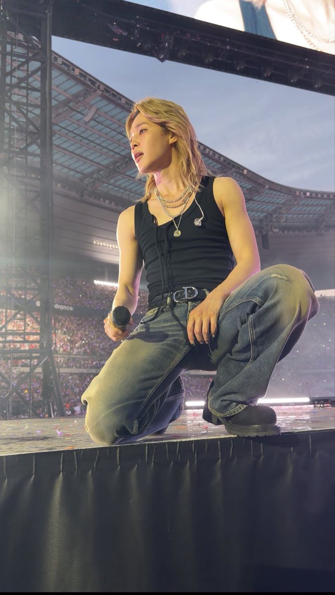 Jgan7_'s tweet photo. @dprsunshinee Alors j’ai un IPhone 17 Pro Max et pour le logiciel, j’ai seulement retouché celle de JK et je l’ai juste mis en noir et blanc puis j’ai demandé à ChatGPt : Clean la photo et floute un peu l’arrière plan. 
Et j’ai oublié celle là aussi aha https://t.co/icJPZ89ToS