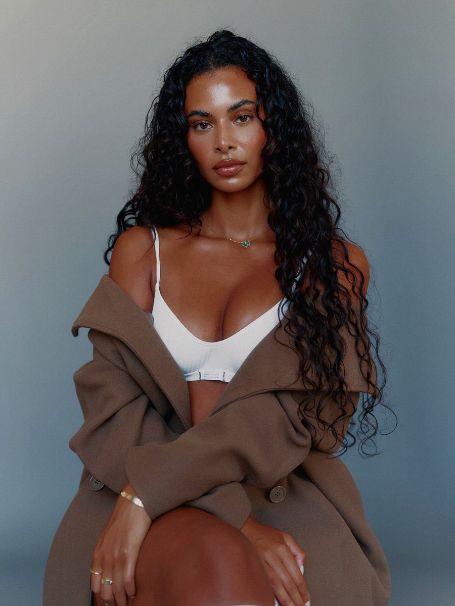 blacktwiterthrd's tweet photo. Sophie Piper looks absolutely gorgeous! https://t.co/r7o8HlirJt