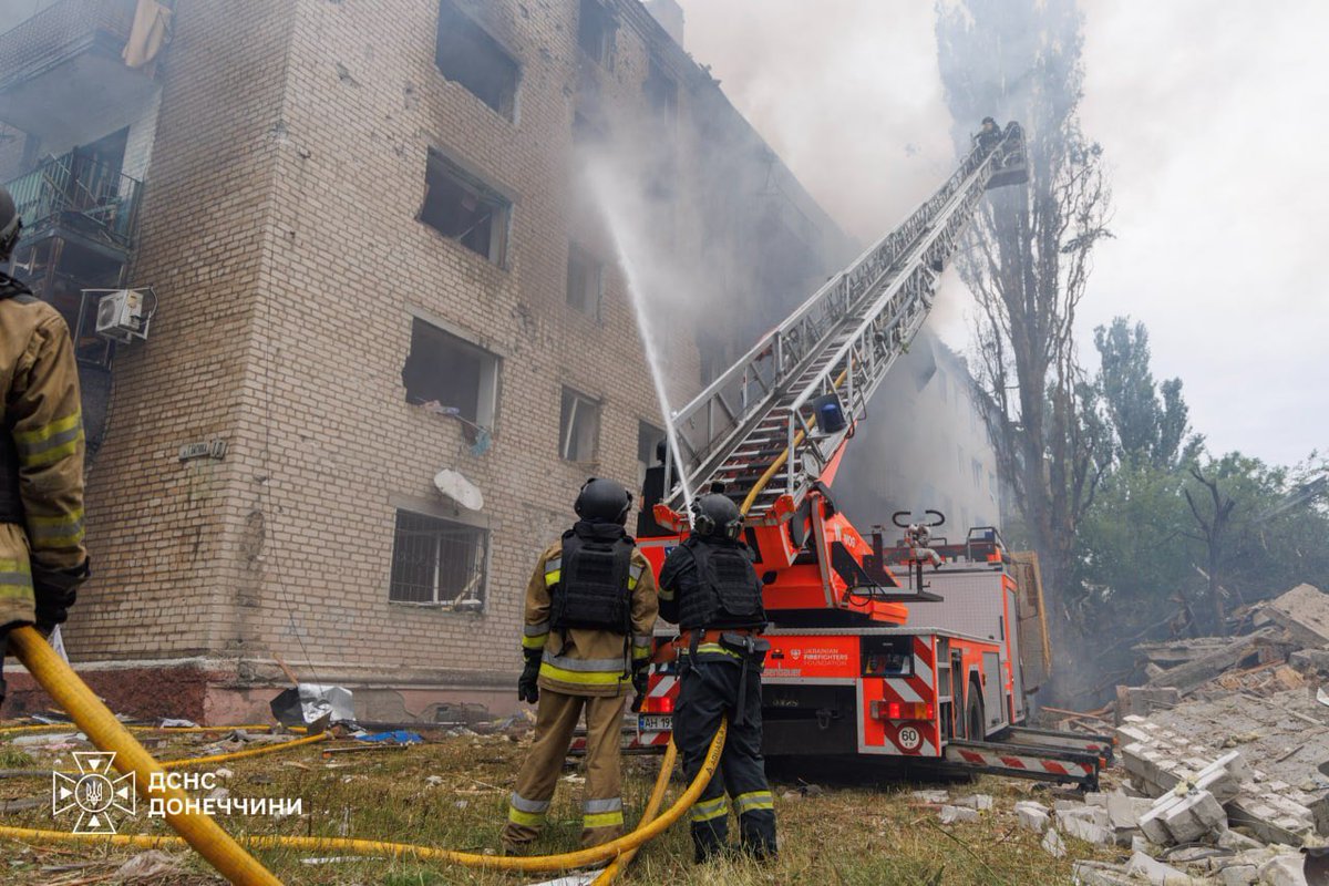 Maks_NAFO_FELLA's tweet photo. 😡 Russian Armed Forces dropped two aerial bombs on Slovyansk, injuring 9 people and damaging 7 multi-story buildings. https://t.co/s2gdw46C6K
