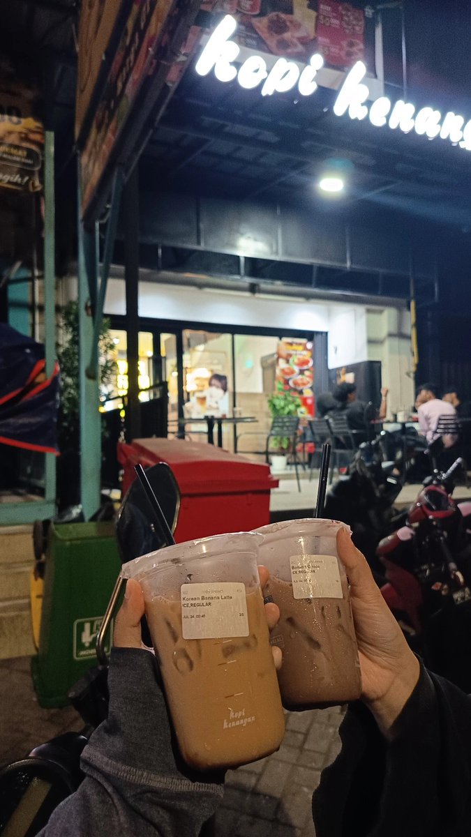 haepinnesss's tweet photo. Guys... Ditempatku belum dapet merchnya. Terus abis itu aku keluar krn ak pikir ohh yaudaa, tp ak buka x lg pas masi didepan kopkennya, ak blg "mas, tp kok ini uda ada yg dapet ya?" Trs kata masnya "ini store mana kak? Tlg bantu kasitau ya biar saya report kemanajemennya https://t.co/CIwEbOOlNu