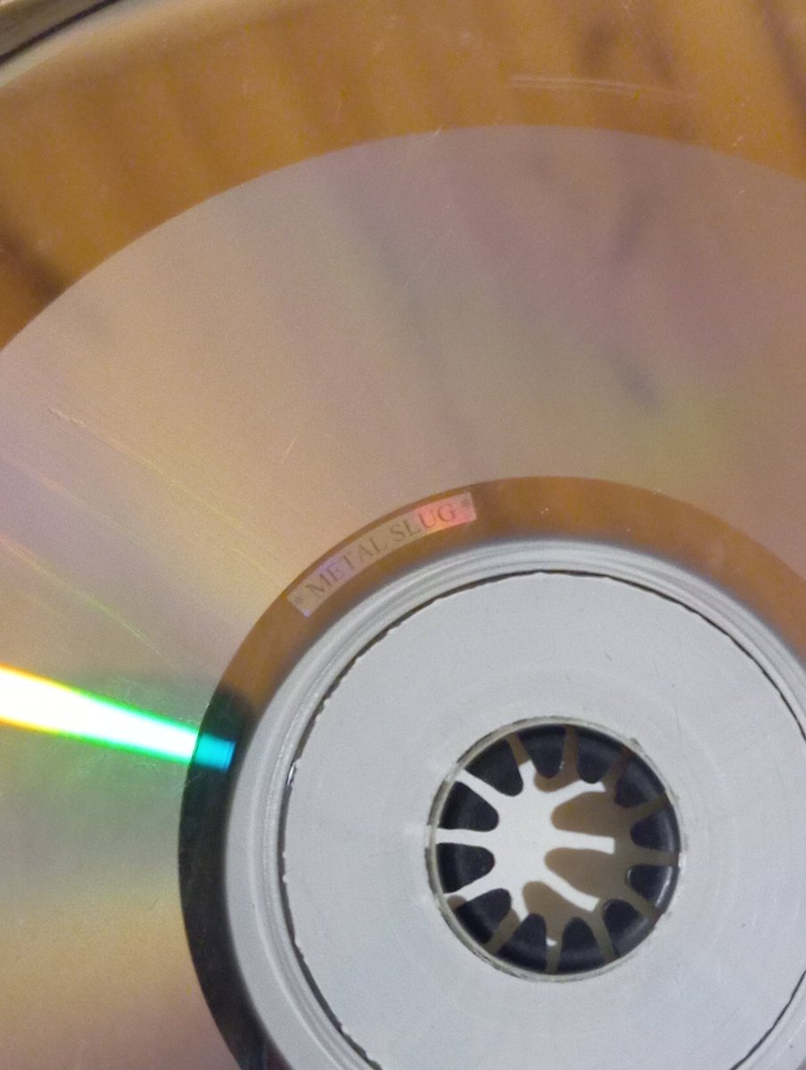 AZ0_ART's tweet photo. Hace unos meses pille un juego de ps1 en un estado regular... por alguna razón lo pille igual a unos 5000 pesos chilenos. Ese juego era "metal slug x " mi favorito . Pense que era una version pirata y termino siendo la original y que tiene grabado su nombre en el disco . Quede 🤯 https://t.co/vGex8tr19q