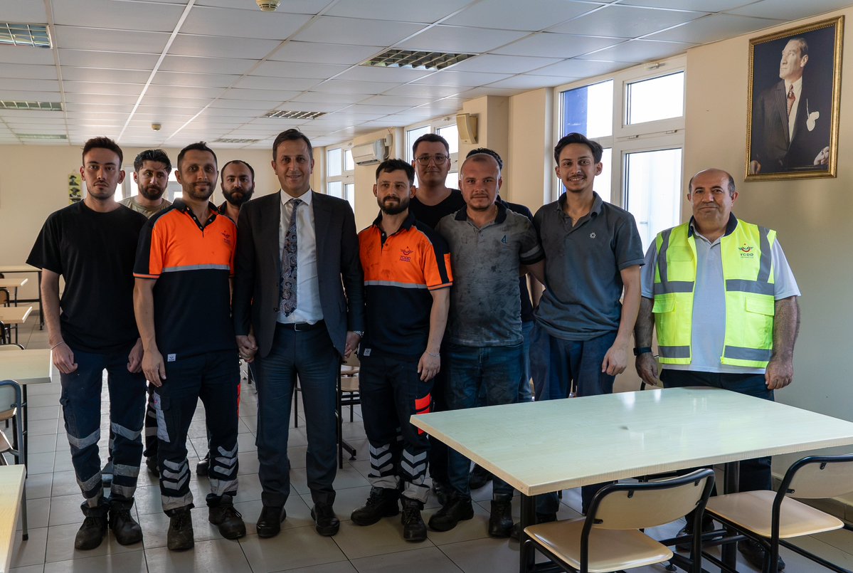 uyalcin_'s tweet photo. 📍Eskişehir Hasanbey Lojistik Merkezi’ndeyiz.

Demiryolu; yalnızca raylar ve trenlerden ibaret değildir. Yolcu hizmetlerinden lojistik operasyonlara, lokomotif ve vagon bakımından işletmeciliğe kadar birbirini tamamlayan güçlü bir demiryolu ekosistemidir. Bu ekosistemin her halkası güvenli, kesintisiz ve kaliteli taşımacılığın vazgeçilmez bir parçasıdır.

Bugün Eskişehir Hasanbey'deki Lokomotif Bakım Depo Müdürlüğümüz, Vagon Bakım Atölye Müdürlüğümüz ve Lojistik Müdürlüğümüzde yürütülen çalışmaları yerinde inceleyerek çalışma arkadaşlarımızla bir araya geldik.

Yolcu memnuniyetini en üst seviyede tutan, yük taşımacılığını kesintisiz sürdüren, lokomotif ve vagonlarımızı sefere en yüksek emniyet standartlarında hazırlayan tüm ekiplerimiz; TCDD Taşımacılık’ın gücünü, kurumsal birikimini ve hizmet anlayışını sahaya yansıtmaktadır.

Demiryollarımızın yükselen vizyonu doğrultusunda; yolcu ve yük taşımacılığındaki hizmet kalitemizi daha da ileriye taşımak, bakım ve işletmecilik kabiliyetlerimizi sürekli geliştirmek için aynı inanç ve kararlılıkla çalışmayı sürdüreceğiz.

Bu büyük demiryolu ekosistemine alın teri, bilgi birikimi ve fedakârlıklarıyla değer katan tüm çalışma arkadaşlarımıza gönülden teşekkür ediyorum.

#TürkiyeHızlanıyor 🇹🇷