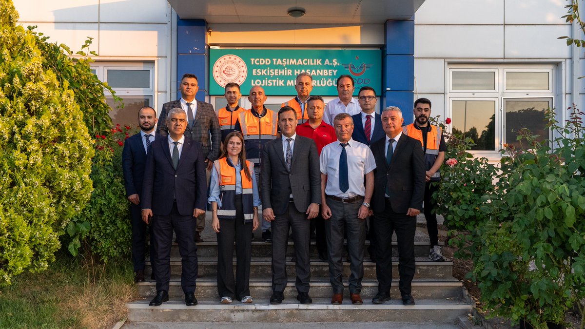 uyalcin_'s tweet photo. 📍Eskişehir Hasanbey Lojistik Merkezi’ndeyiz.

Demiryolu; yalnızca raylar ve trenlerden ibaret değildir. Yolcu hizmetlerinden lojistik operasyonlara, lokomotif ve vagon bakımından işletmeciliğe kadar birbirini tamamlayan güçlü bir demiryolu ekosistemidir. Bu ekosistemin her halkası güvenli, kesintisiz ve kaliteli taşımacılığın vazgeçilmez bir parçasıdır.

Bugün Eskişehir Hasanbey'deki Lokomotif Bakım Depo Müdürlüğümüz, Vagon Bakım Atölye Müdürlüğümüz ve Lojistik Müdürlüğümüzde yürütülen çalışmaları yerinde inceleyerek çalışma arkadaşlarımızla bir araya geldik.

Yolcu memnuniyetini en üst seviyede tutan, yük taşımacılığını kesintisiz sürdüren, lokomotif ve vagonlarımızı sefere en yüksek emniyet standartlarında hazırlayan tüm ekiplerimiz; TCDD Taşımacılık’ın gücünü, kurumsal birikimini ve hizmet anlayışını sahaya yansıtmaktadır.

Demiryollarımızın yükselen vizyonu doğrultusunda; yolcu ve yük taşımacılığındaki hizmet kalitemizi daha da ileriye taşımak, bakım ve işletmecilik kabiliyetlerimizi sürekli geliştirmek için aynı inanç ve kararlılıkla çalışmayı sürdüreceğiz.

Bu büyük demiryolu ekosistemine alın teri, bilgi birikimi ve fedakârlıklarıyla değer katan tüm çalışma arkadaşlarımıza gönülden teşekkür ediyorum.

#TürkiyeHızlanıyor 🇹🇷