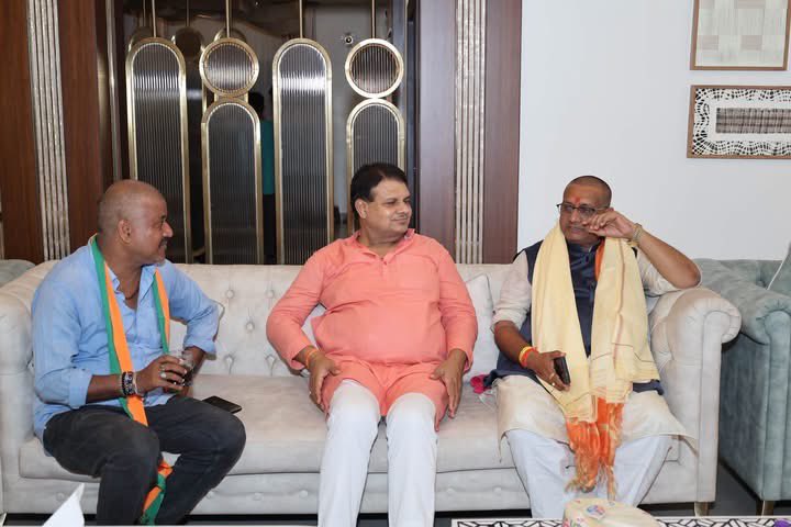 Ershailendrabjp's tweet photo. पटना स्थित माननीय विधायक श्री संजय कुमार सिंह   जी के आवास पर शिष्टाचार भेंट कर विभिन्न समसामयिक एवं जनहित से जुड़े विषयों पर सार्थक चर्चा हुई।

इस अवसर पर छोटे भाई, भाजयुमो प्रदेश उपाध्यक्ष श्री अभिषेक कुमार ‘बंटी’ जी भी उपस्थित रहे।

#KumarShailendra #SanjayKumarSingh #AbhishekKumarBunty #BJPBihar #JanSampark #GoodGovernance #ViksitBihar