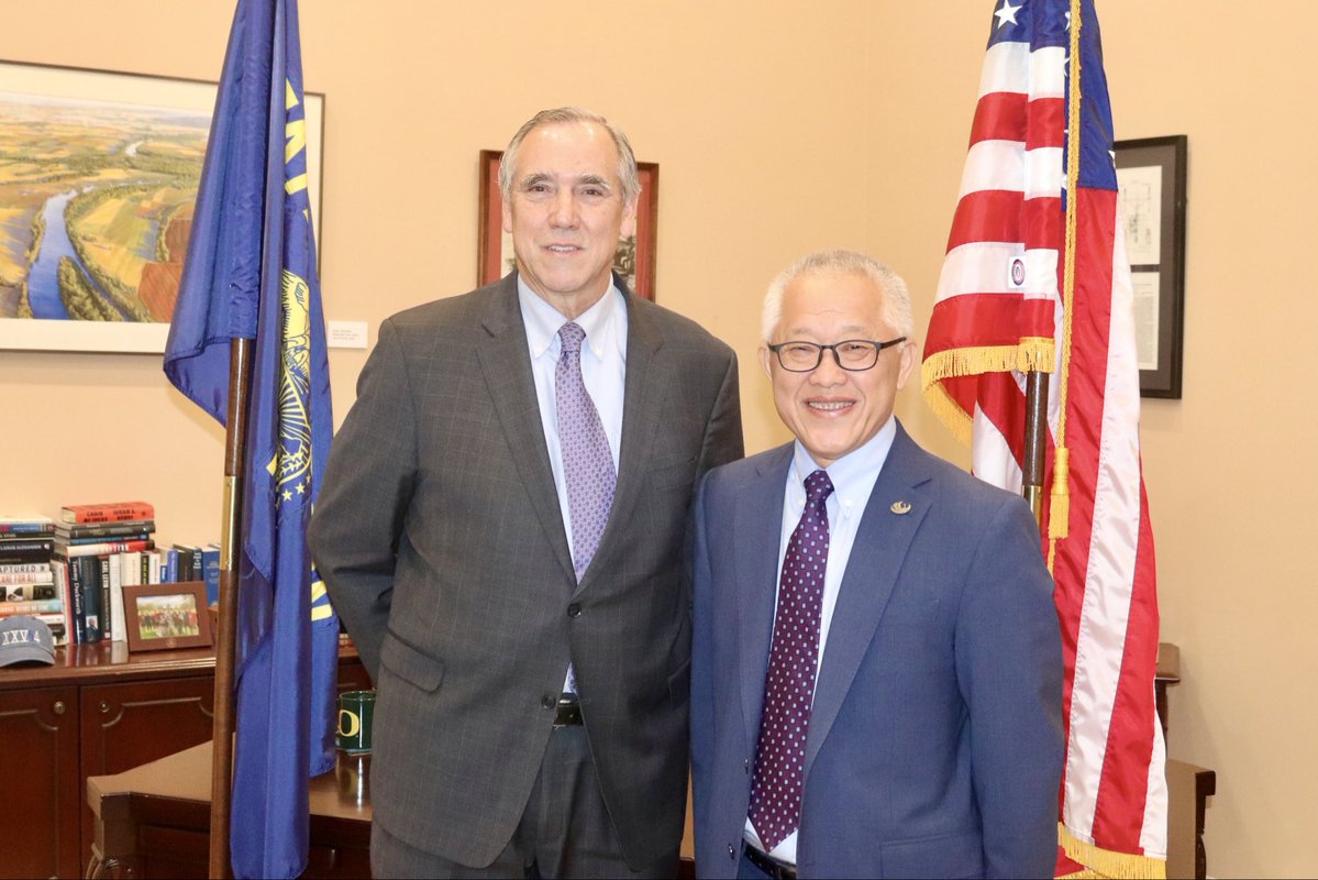 SenJeffMerkley's tweet photo. I led a group of 10 Democratic and Republican Senators to push Trump to advocate for Pastor Jin’s release from detention by the Chinese government. He did, and Pastor Jin was released. It’s joyful to have him here. I’ll continue to advocate for Christian leaders and religious minorities to be released from imprisonment by the Chinese government.
