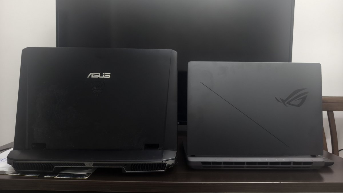 fourringslove's tweet photo. @BobMarIeyFaruk Güncel cihazım Strix 16 5070ti ve ultra 7 255hx olan modeli fabrikasyon sıvı metal ve 3 fanlı geliyor bunlar.Şimdilik ciddi bir ısınma gözlemlemedim ama cihaz ince olduğu için bir miktar hissediliyor.Soldaki 15 yıllık emektarda gram ısınma yok mesela kasa büyük olduğu için 😁 https://t.co/UAGC8ot6is